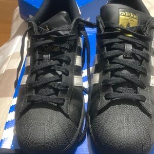 Addias black shell top